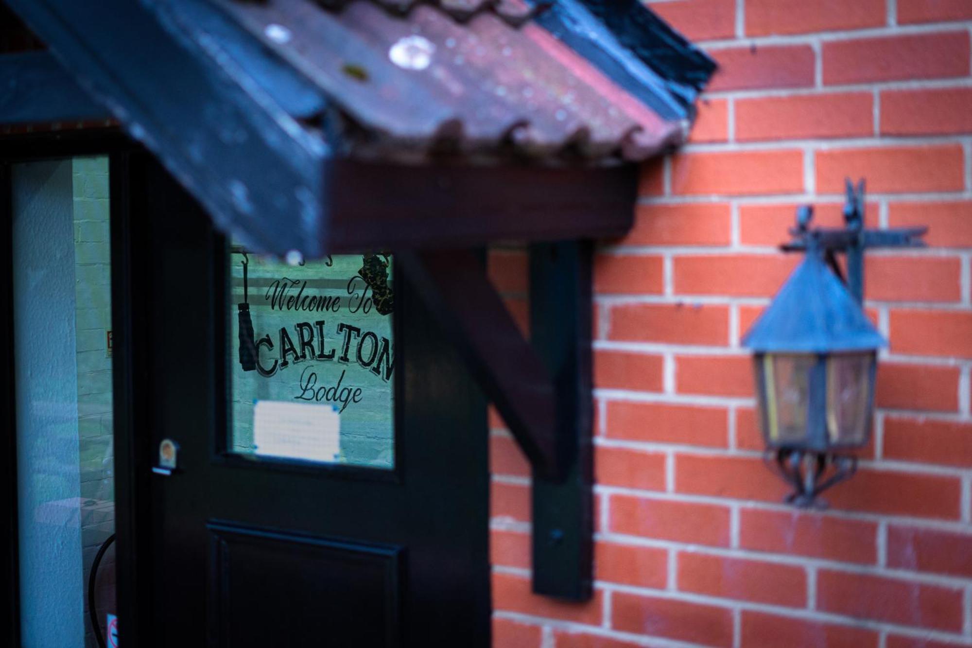 The Lodge At Carlton Tavern Free Parking York Exteriör bild