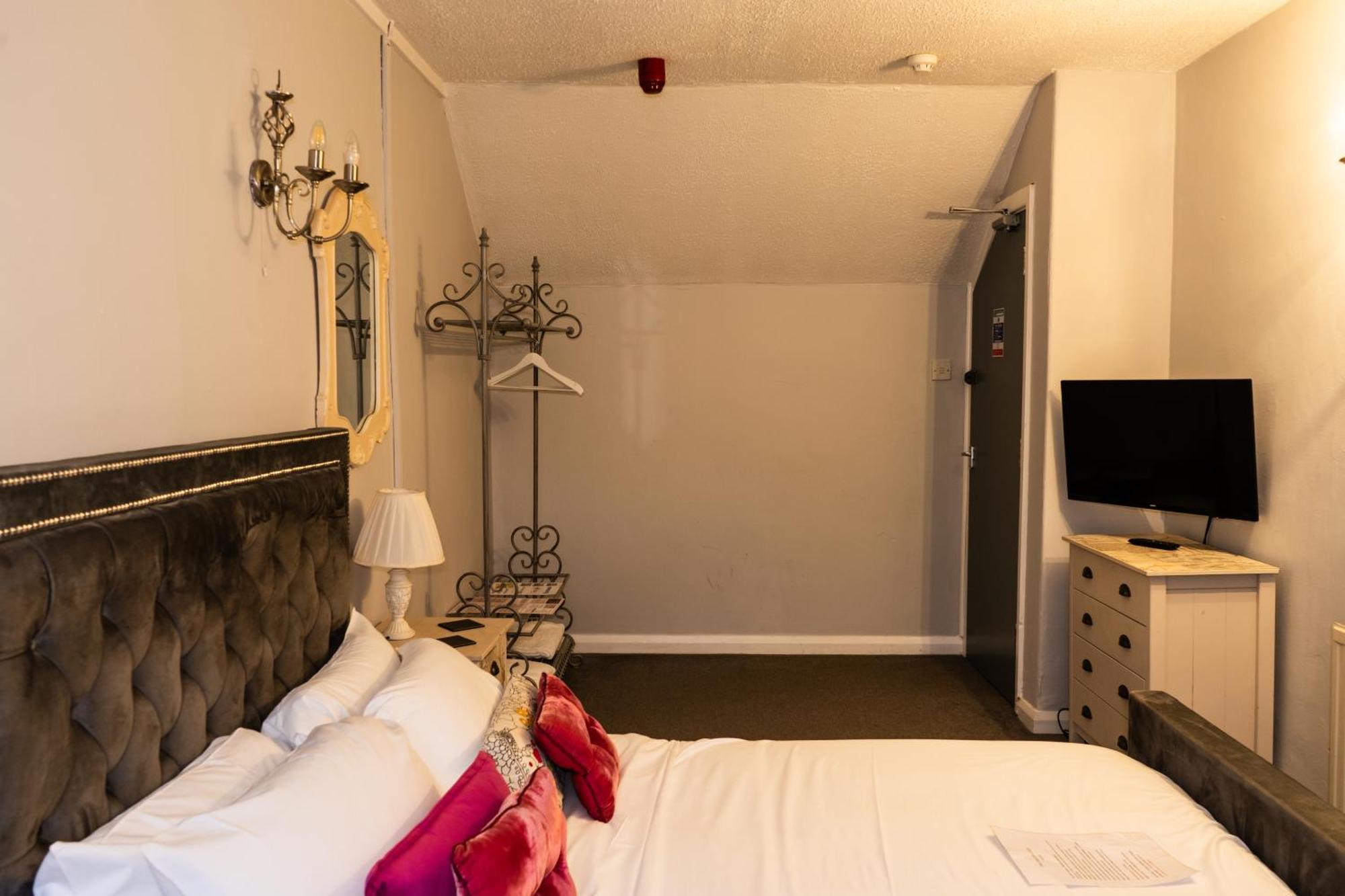 The Lodge At Carlton Tavern Free Parking York Exteriör bild