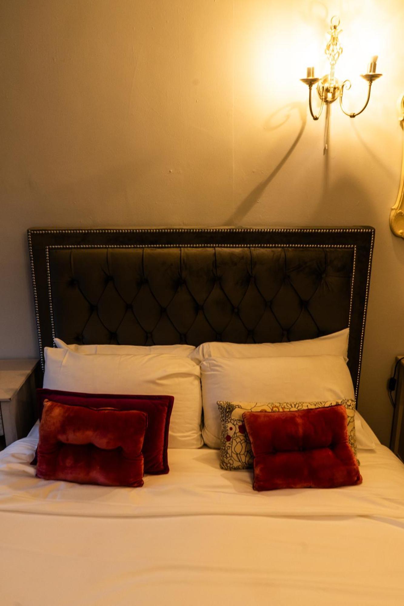 The Lodge At Carlton Tavern Free Parking York Exteriör bild